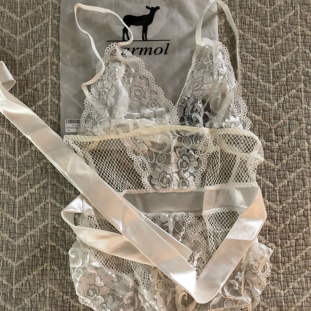 Teddy bodysuit lingerie white lace and Fishnet med